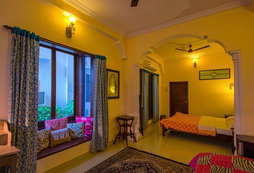 חדר משפחתי, Rawla Rawatsar