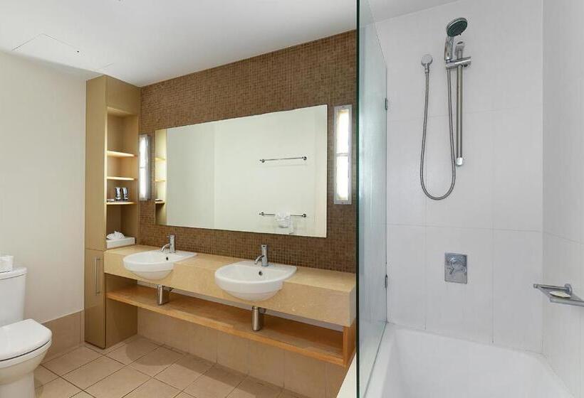 דירת שני חדרים, The Boathouse Apartments