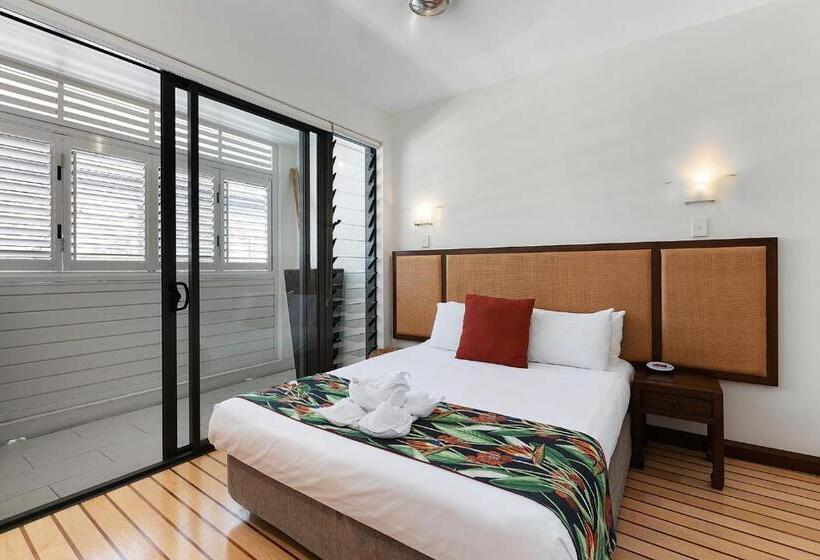 דירת שני חדרים, The Boathouse Apartments