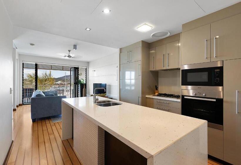 דירת שני חדרים, The Boathouse Apartments