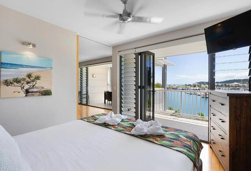 דירת שלושה חדרים, The Boathouse Apartments