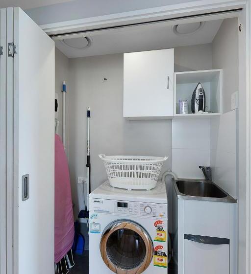 דירת שלושה חדרים, The Boathouse Apartments