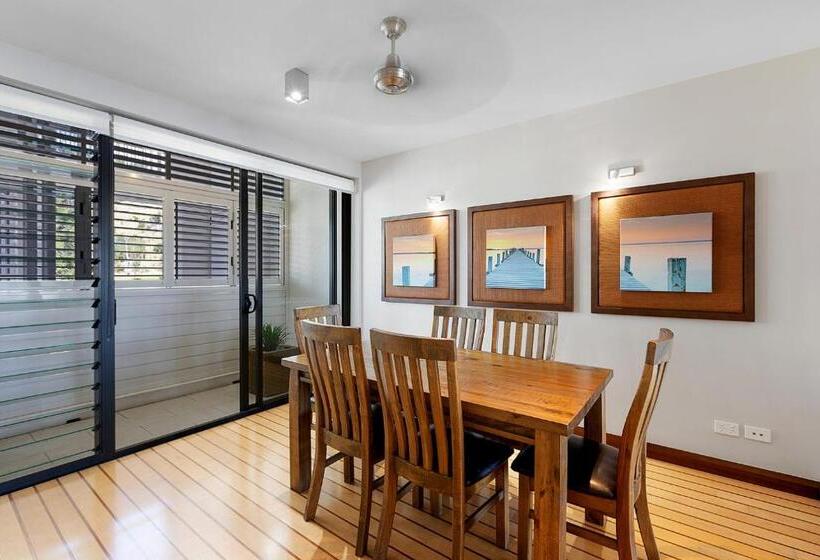 דירת שלושה חדרים, The Boathouse Apartments