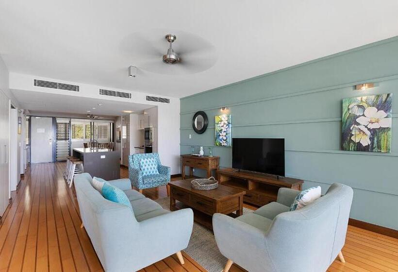 דירת שלושה חדרים, The Boathouse Apartments