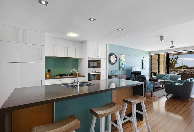 דירת שלושה חדרים, The Boathouse Apartments