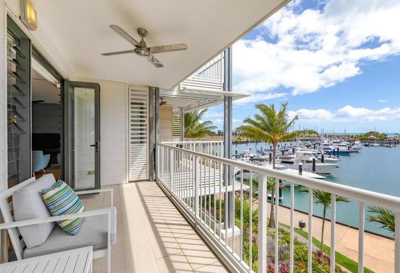 דירת שלושה חדרים, The Boathouse Apartments