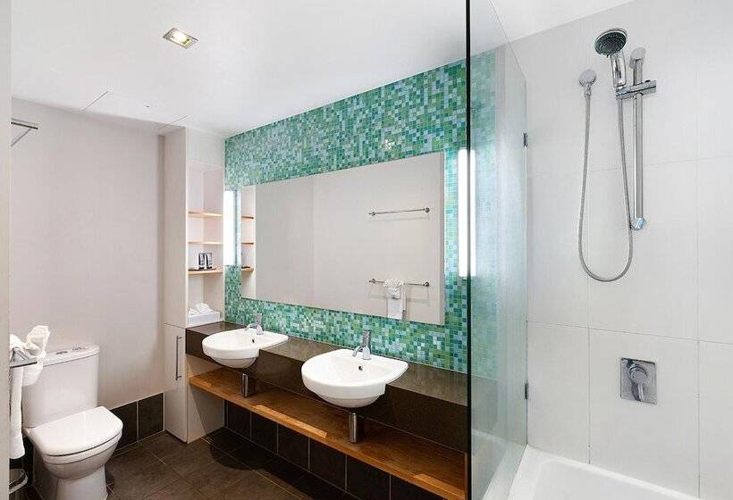 דירת שני חדרים, The Boathouse Apartments