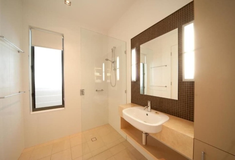 דירת שני חדרים, The Boathouse Apartments