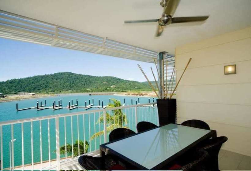 דירת שני חדרים, The Boathouse Apartments