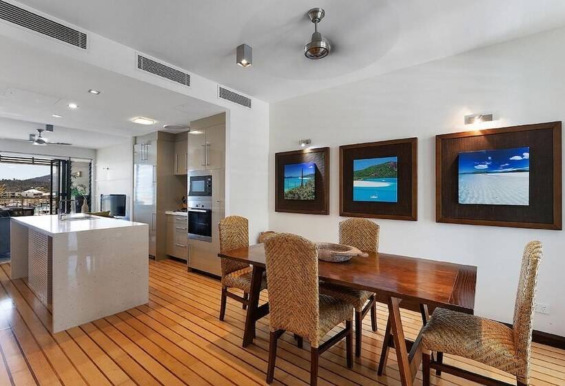 דירת שני חדרים, The Boathouse Apartments