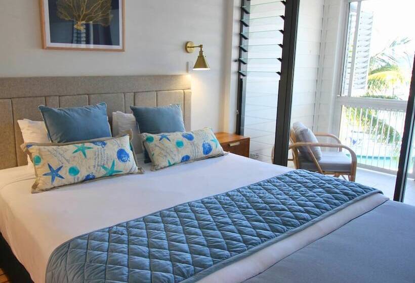 דירת שני חדרים, The Boathouse Apartments