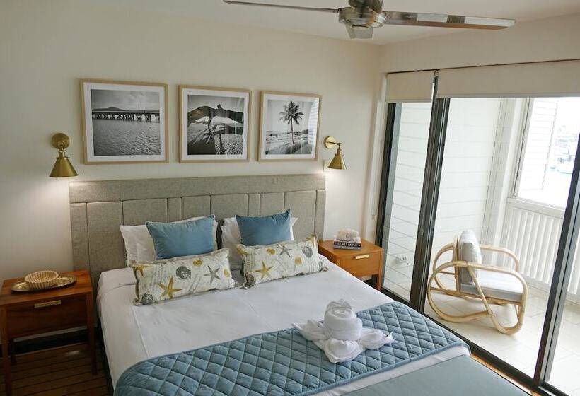 דירת שני חדרים, The Boathouse Apartments