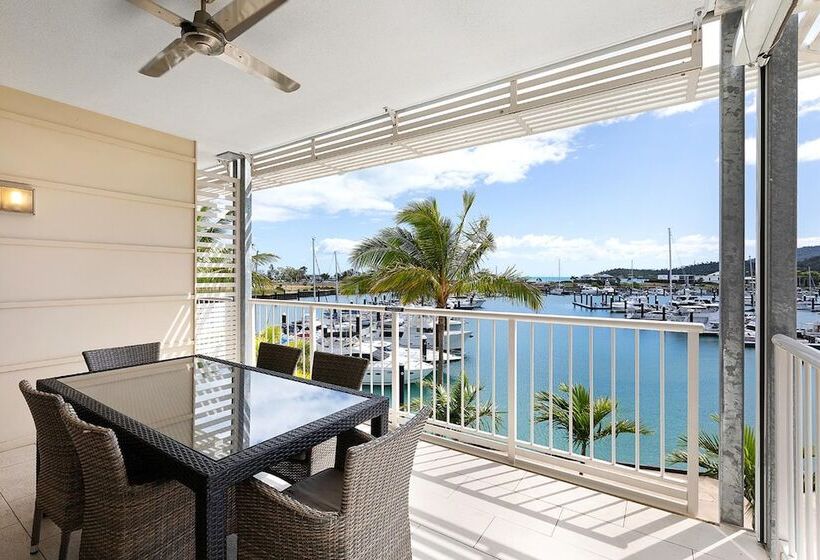 דירת שלושה חדרים, The Boathouse Apartments