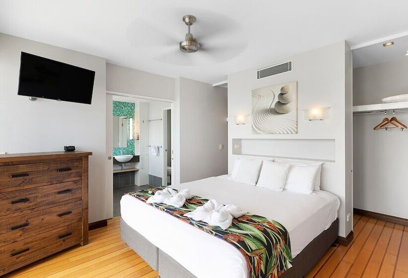 דירת שלושה חדרים, The Boathouse Apartments