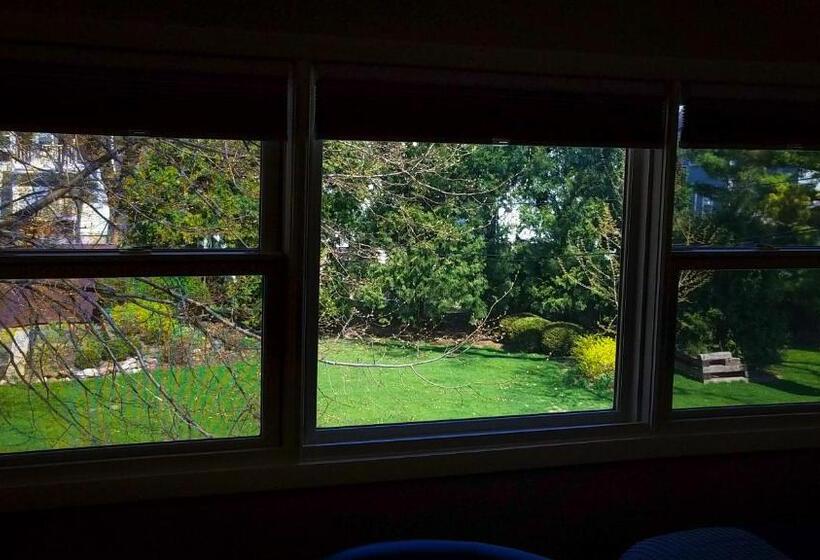 标准工作室, Ha Whitney Inn