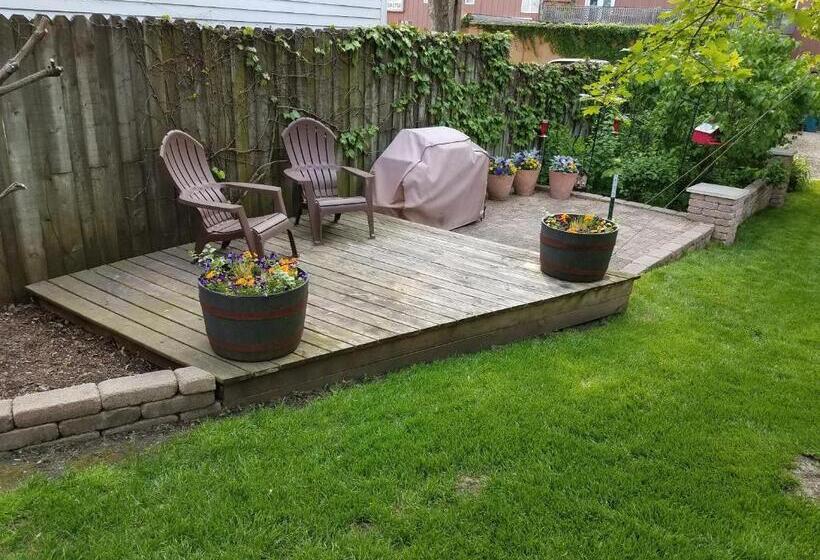 标准工作室, Ha Whitney Inn