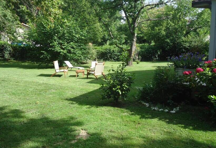 Номер Стандарт Вид на Сад, A La Cerisaie