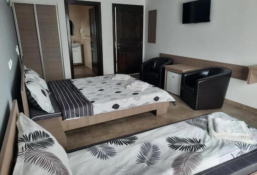 חדר סופריור לשלושה, New Exclusive