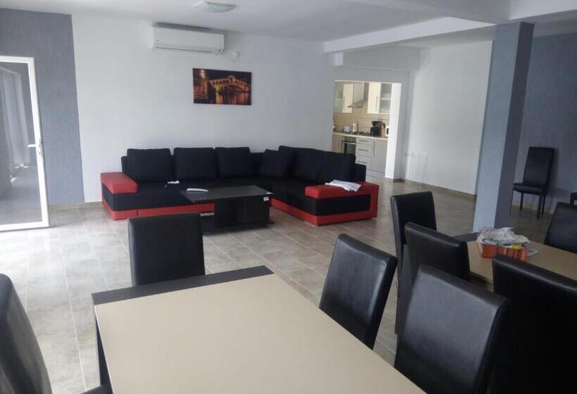 חדר סופריור לשלושה, New Exclusive