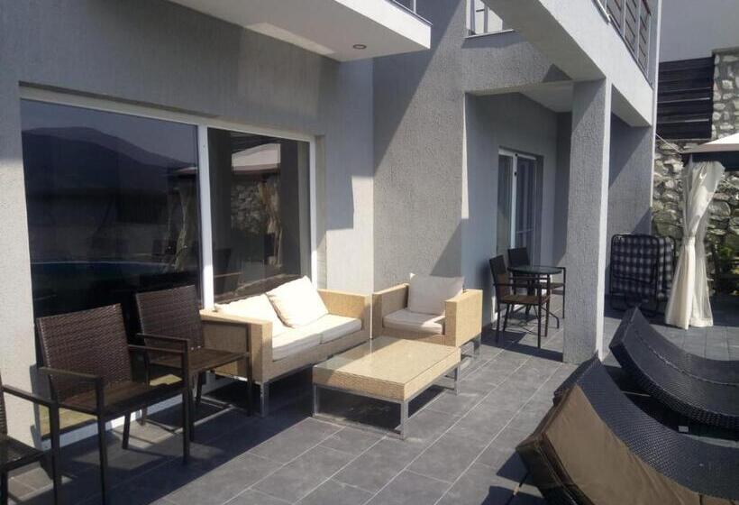 חדר סופריור לשלושה, New Exclusive