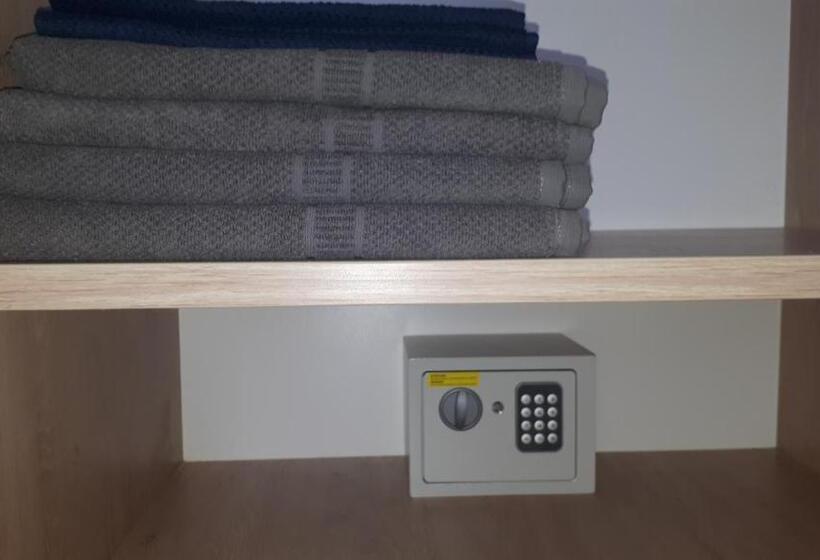 اتاق استاندارد چهارنفره با سرویس بهداشتی مشترک, Tabor Apartments Rozmanova Street