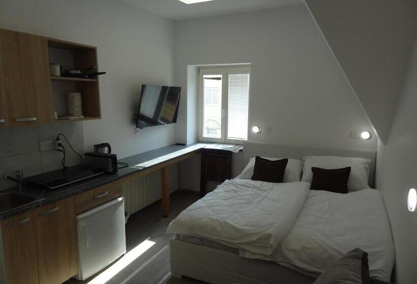 استودیوی لوکس, Tabor Apartments Rozmanova Street