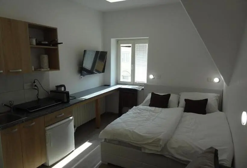استودیوی لوکس, Tabor Apartments Rozmanova Street