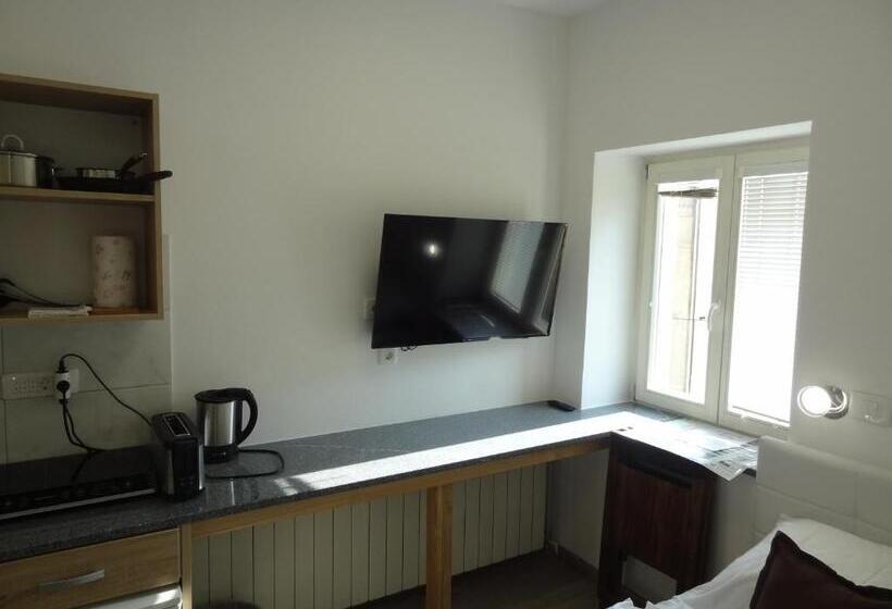 استودیوی لوکس, Tabor Apartments Rozmanova Street