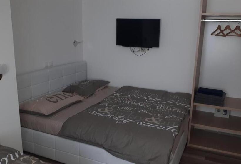 اتاق استاندارد چهارنفره با سرویس بهداشتی مشترک, Tabor Apartments Rozmanova Street