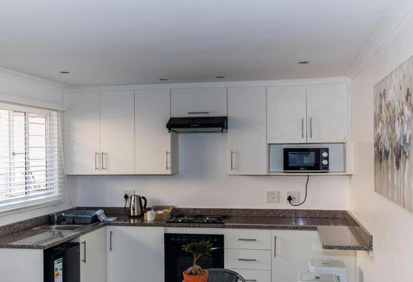 סטודיו דלוקס, The Studio On Balmoral