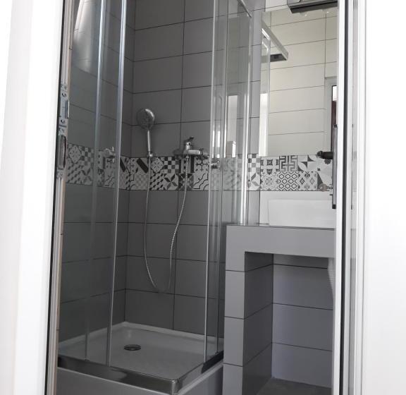 이코노미 룸, Rima Del Mar