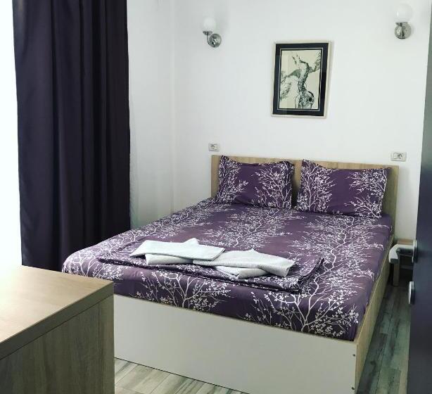 이코노미 룸, Rima Del Mar