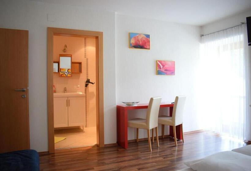 חדר סטנדרט עם מרפסת, Frühstücks Radpension Taurer Thoman