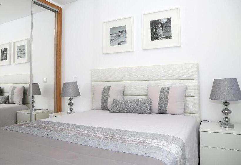 标准间, Genny S Place