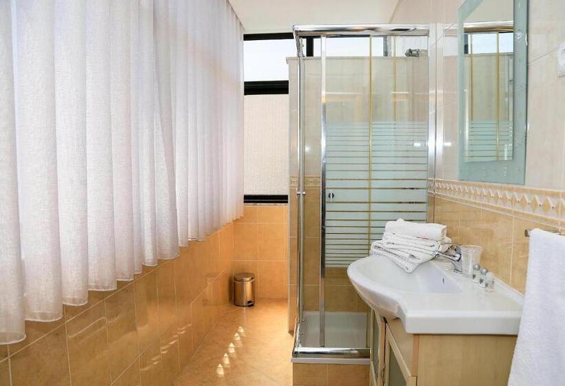 标准间, Genny S Place