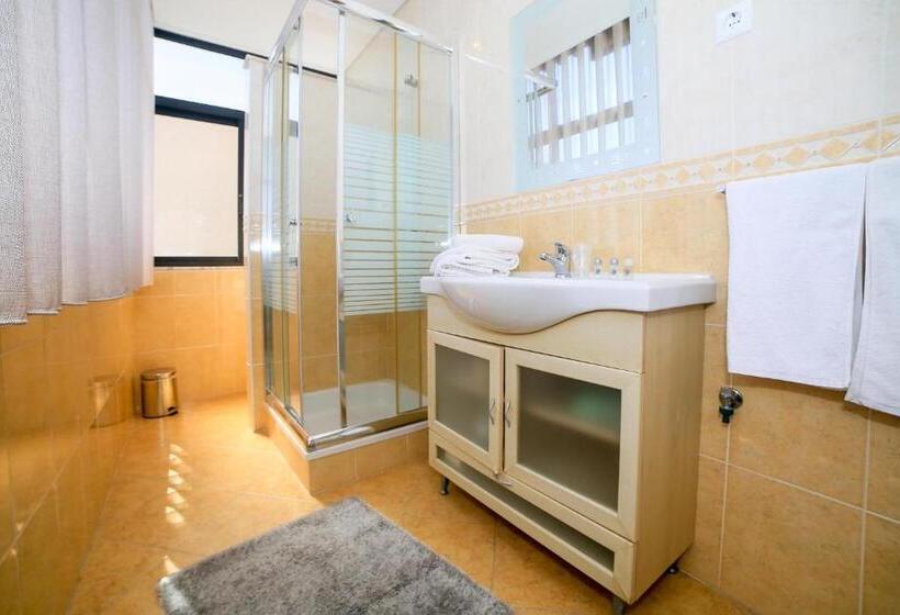 标准间, Genny S Place