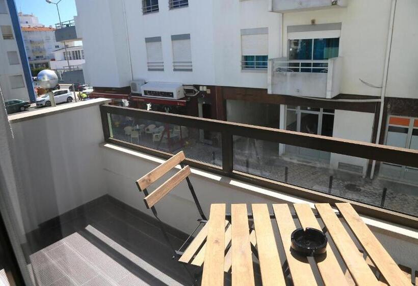 豪华工作室, Genny S Place