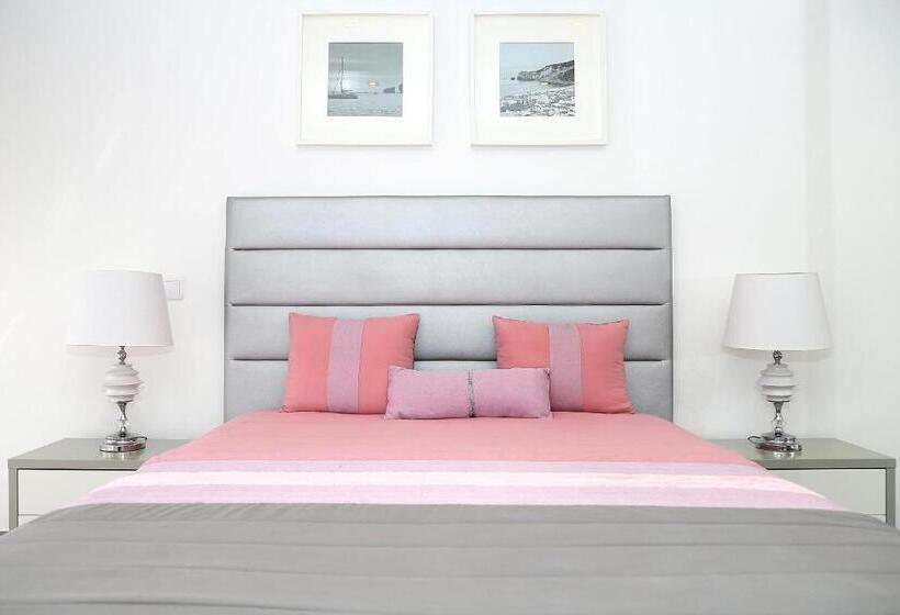 豪华工作室, Genny S Place