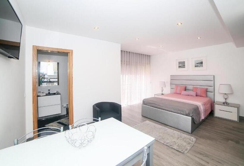 豪华工作室, Genny S Place