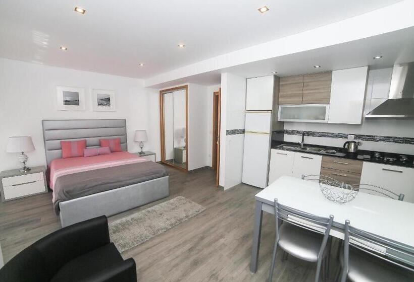 豪华工作室, Genny S Place