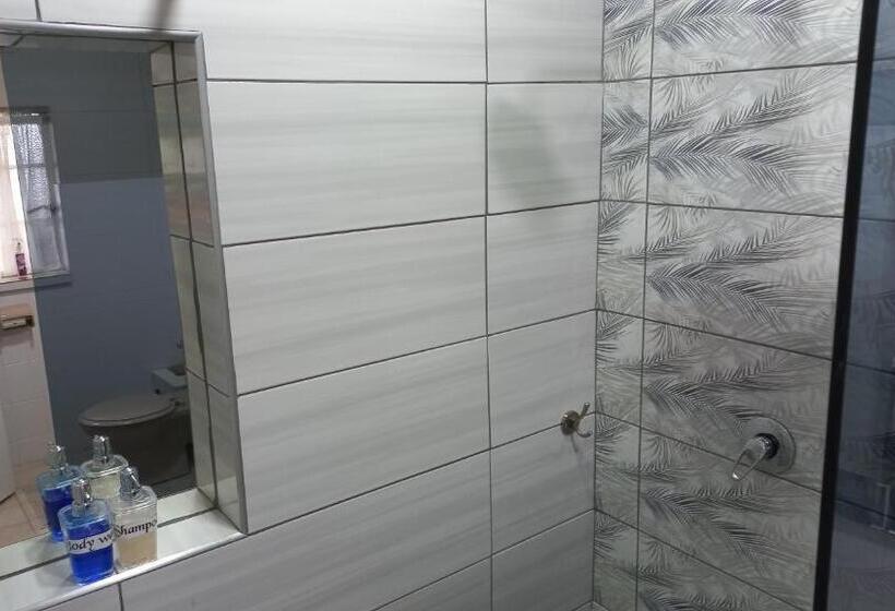 Quarto Estandar, The Nest