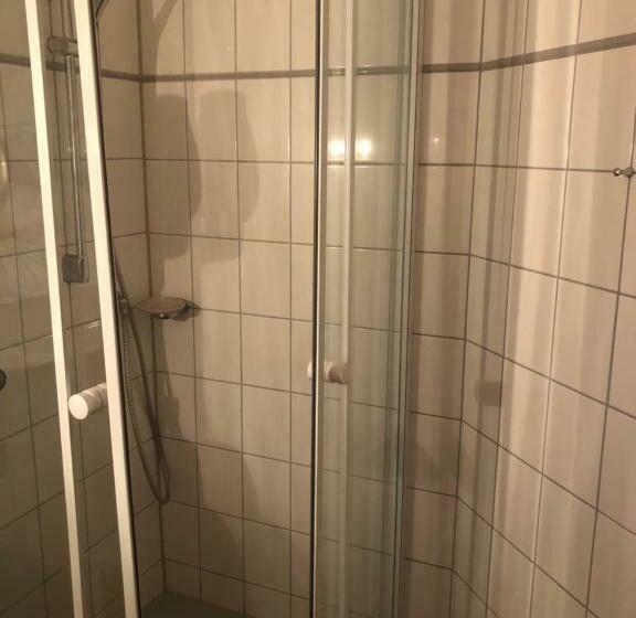 标准单人间, Mylos