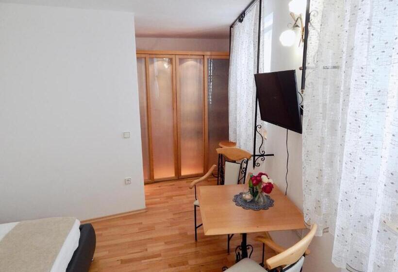 Pokój Standard Trzyosobowy, Apartments Igor