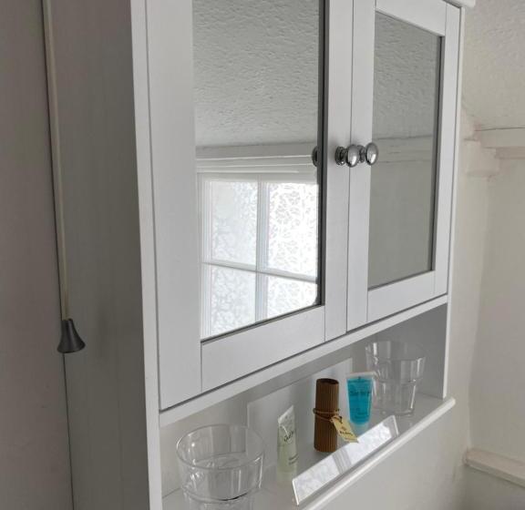 اتاق لوکس با تخت بزرگ, The Old Brasserie & Rooms @ No.8