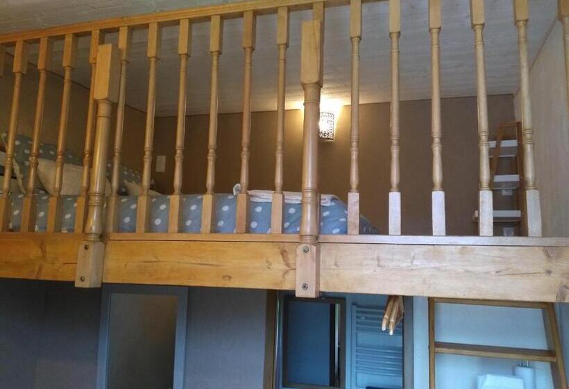 Cameră Triplă Standard cu Priveliște către Piscină, Chambre Direct Piscine