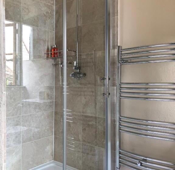 اتاق لوکس, The Tea House