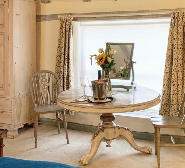 اتاق سوپریور با تخت بزرگ, The Tea House