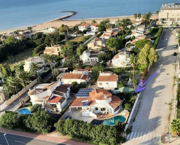 스탠다드 방갈로, La Casita De Invitados