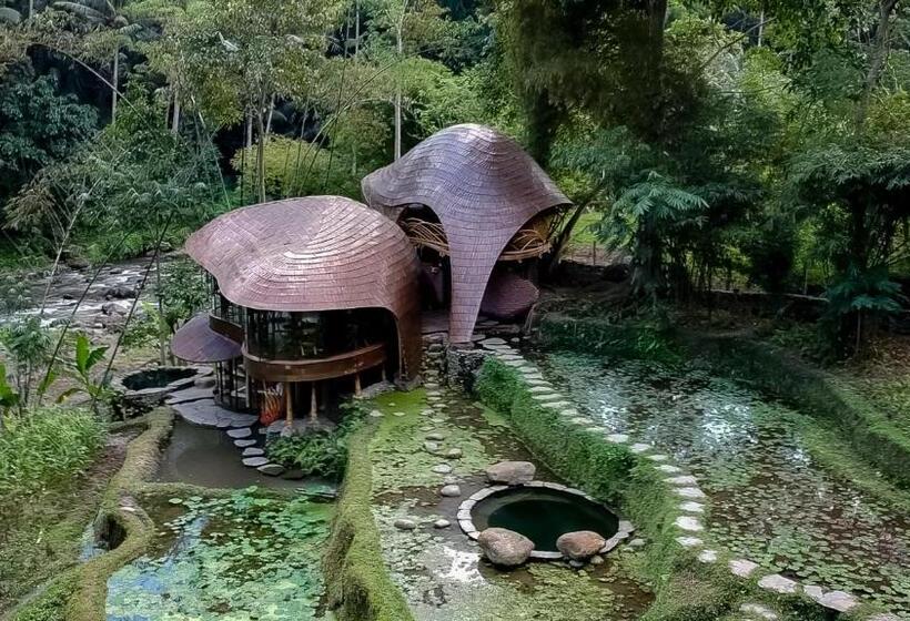 침실 2개 주택, Bambu Indah