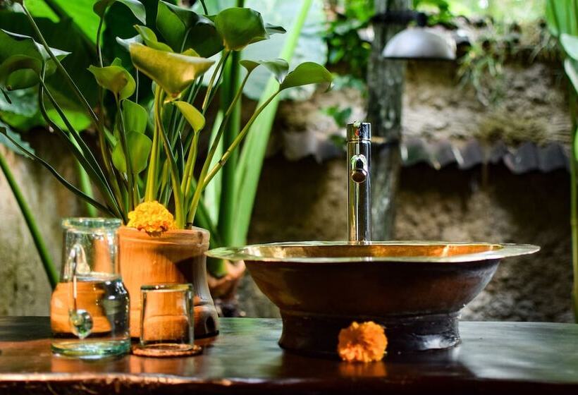 غرفة عائلية, Bambu Indah